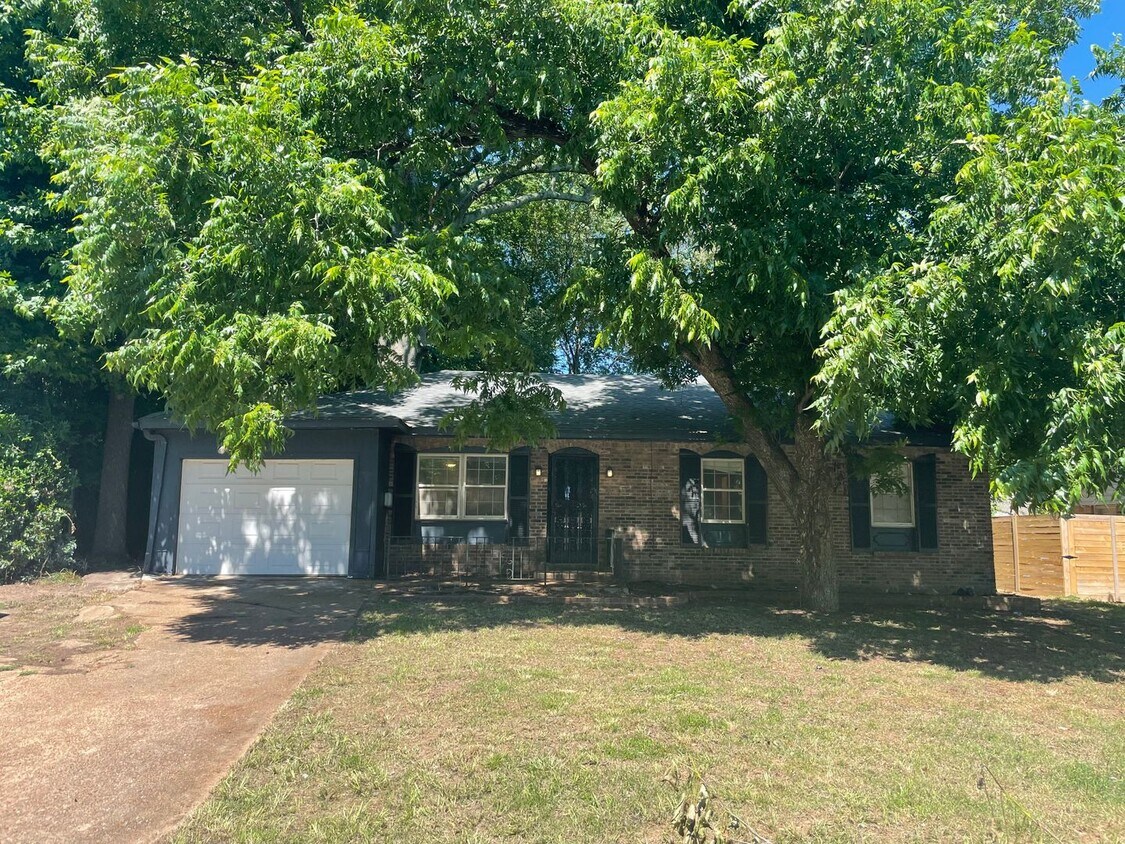 Primary Photo - Large 4 bedroom 1.5 bath Home