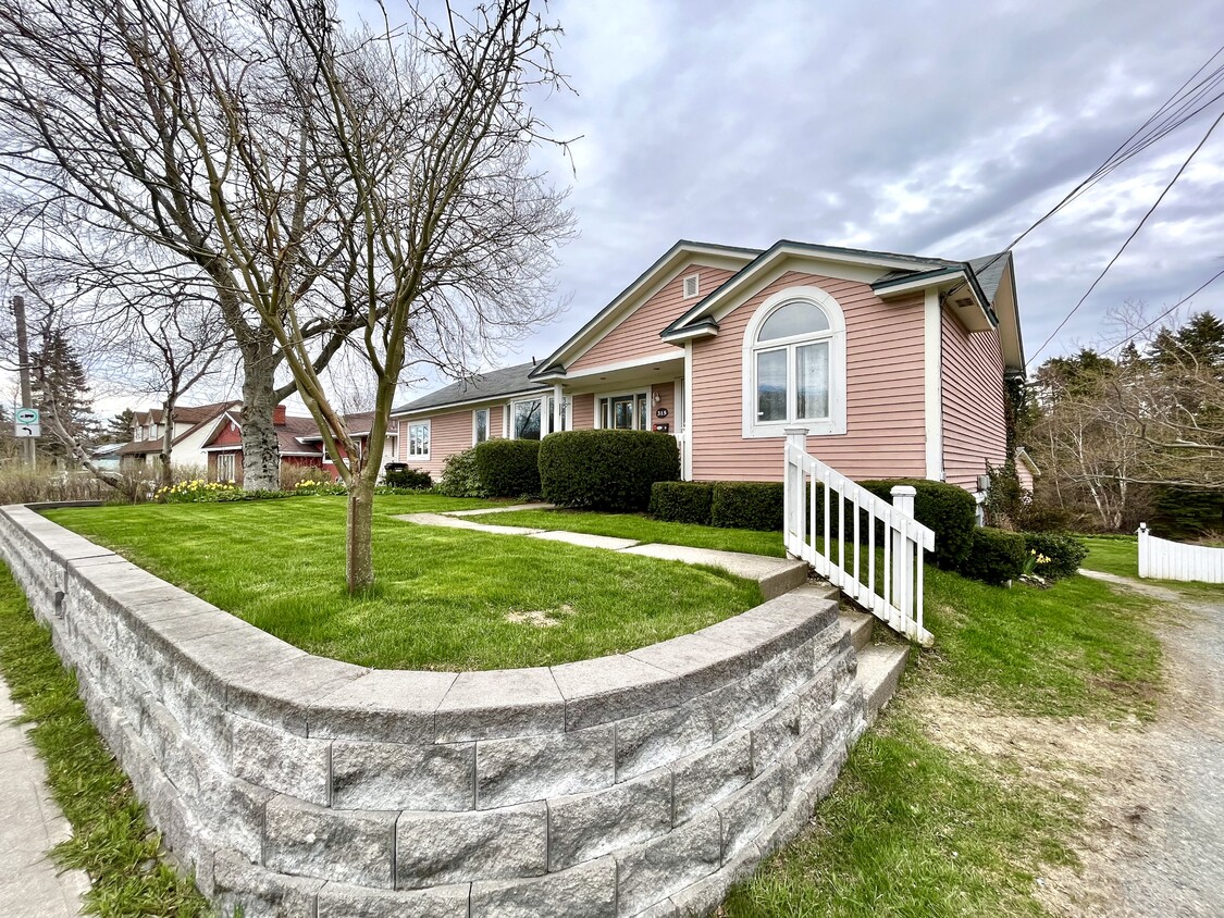 Primary Photo - 315 Waterford Bridge Rd