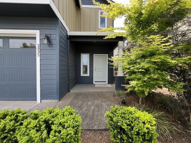 Building Photo - Stunning 3 Bedroom with Bonus Room | Solar Panels, Stainless Steel Appliances & Fenced Backyard