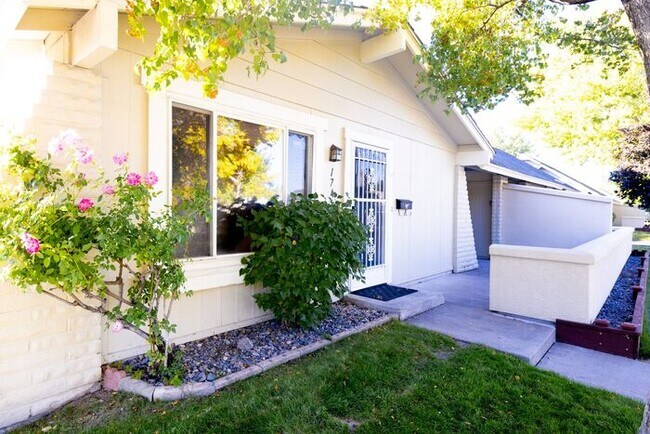 Foto del edificio - Cute 2 Bedroom East Sparks Townhouse