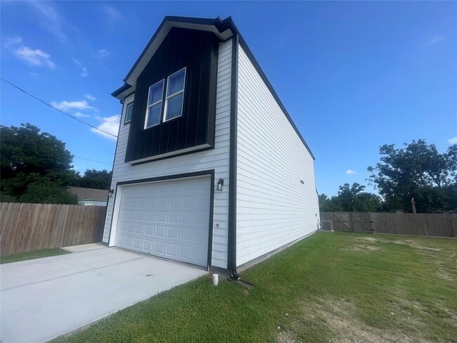 Building Photo - 2922 Hohl St