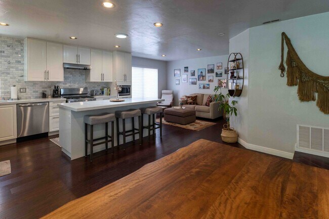 Building Photo - Updated and Remodeled 4 bedroom 2 bath hom...