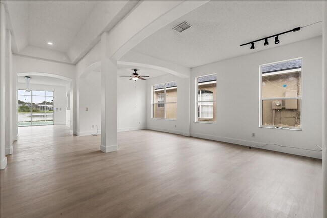 Foto del edificio - Stunning 4-Bedroom Lakefront Pool Home in ...