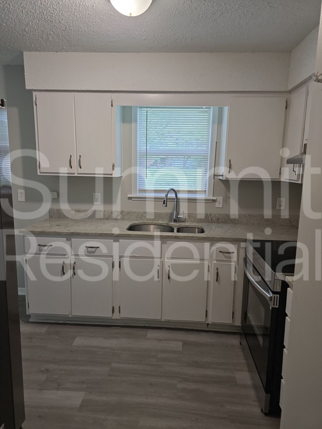 Foto del edificio - 19300 E Salisbury Rd