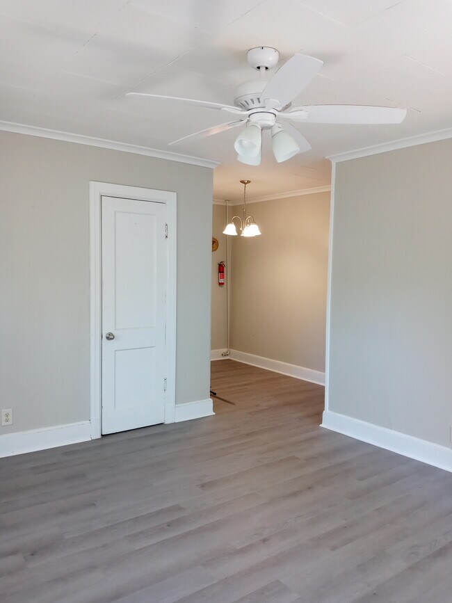 Building Photo - 701 Varsity Dr