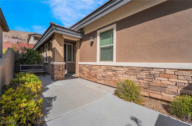 Building Photo - 5579 Bethany Bend Dr