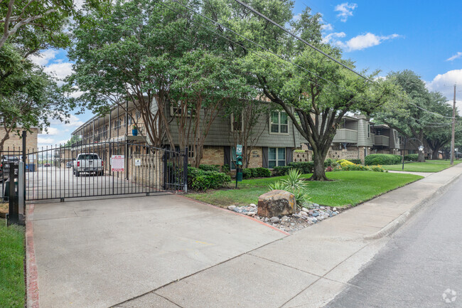 Building Photo - Belle Meadow Condominiums