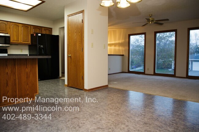 Building Photo - Spacious 3 Bedroom and 2.5 Bathroom House ...
