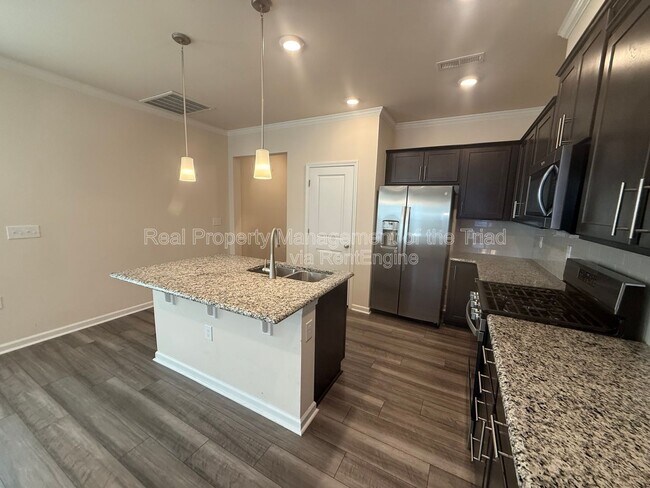 Foto del edificio - 886 Falls Grove Trl