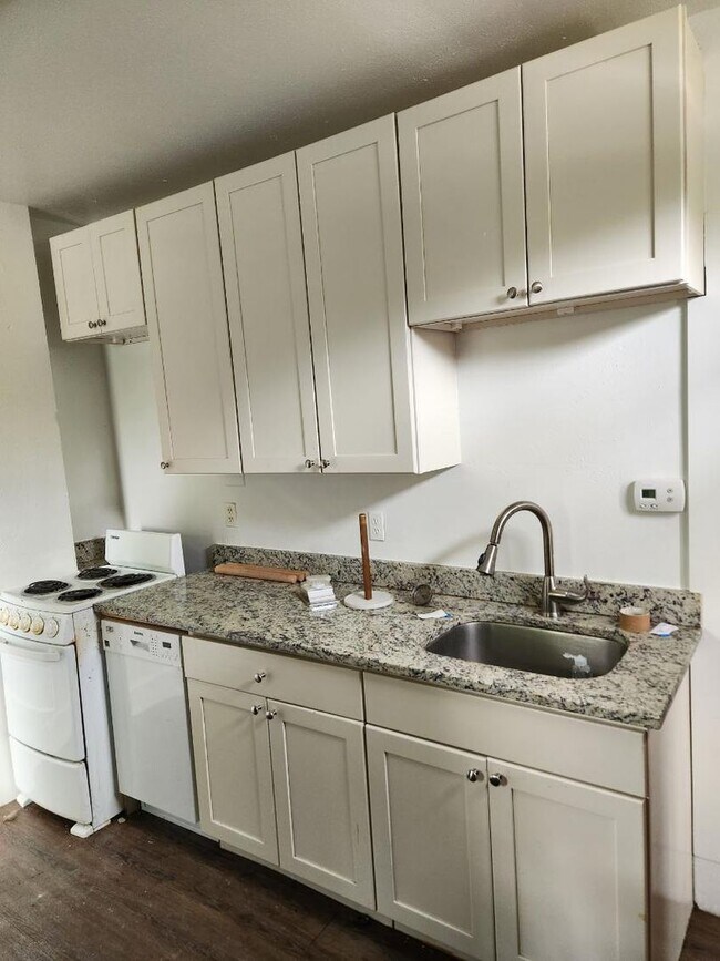 Building Photo - Studio for rent on the Hill - Available Now!