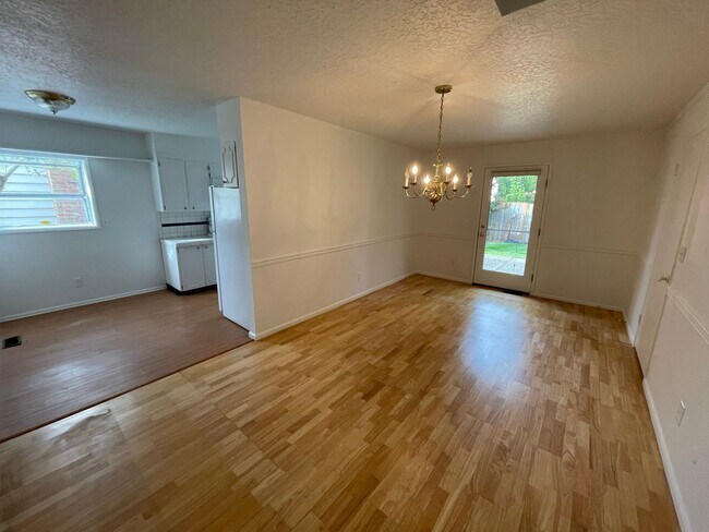 Building Photo - 3 br, 3 bath House - 1983 SW Camelot Ct.