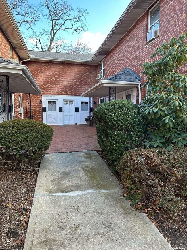 1690 Grand Ave Unit A18, Baldwin, NY 11510 Condo for Rent in Baldwin