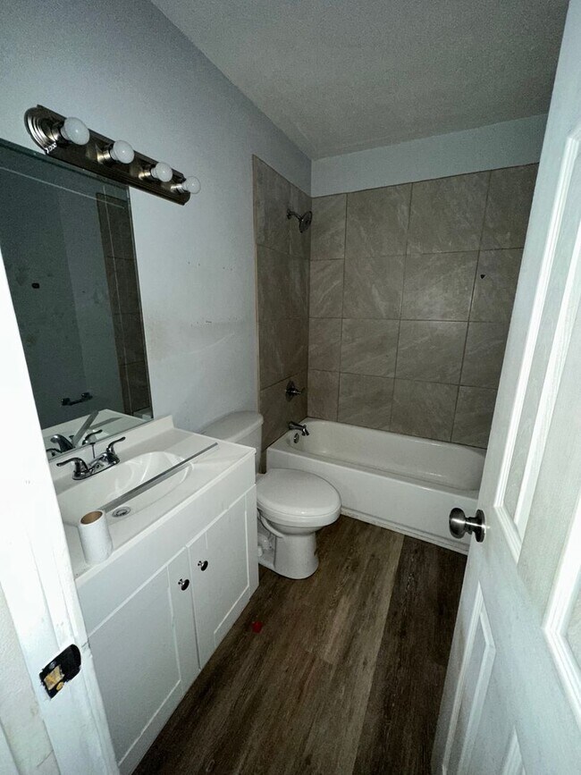 Foto del edificio - Cute 2 Bedroom Upstairs Apartment