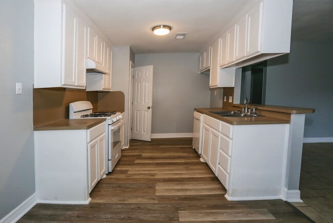 Building Photo - 7 Parkland Cir