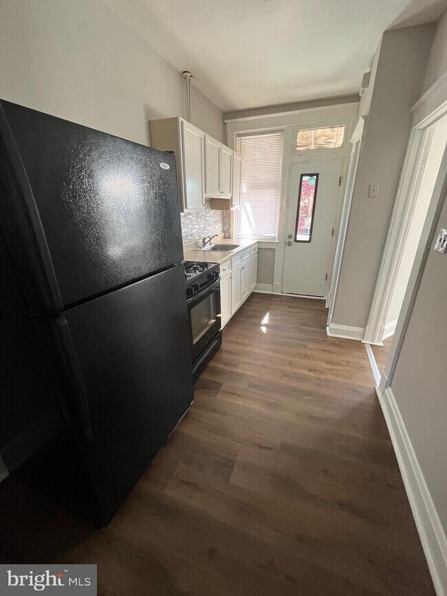 Foto del edificio - 3225 Normount Ave