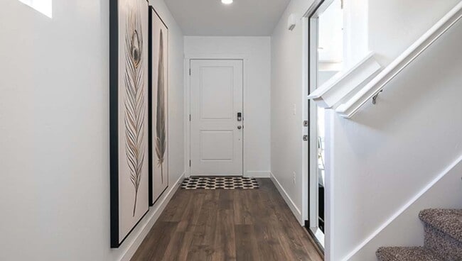 Building Photo - Newer Somersett Court Townhome!!