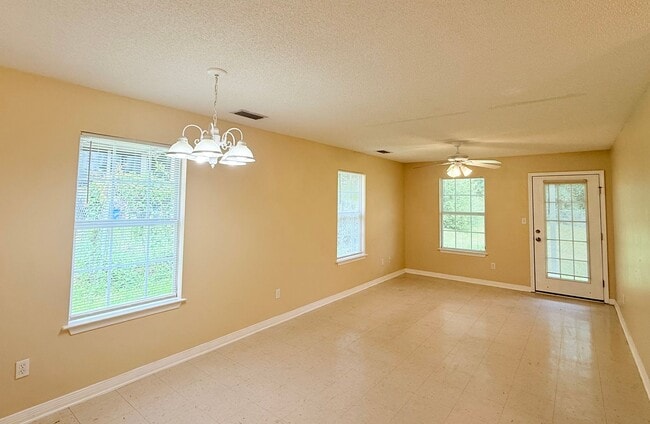 Building Photo - Charming 2 Bed/2 Bath Duplex