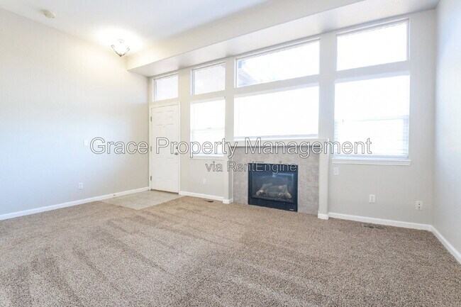 Foto del edificio - 9727 Cherry Ln