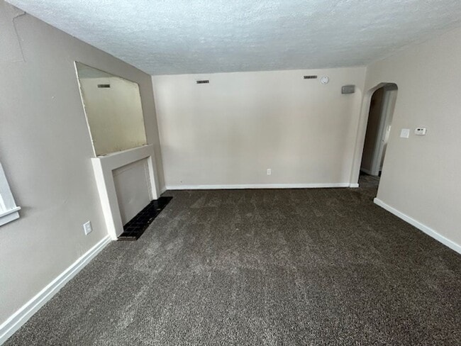 Building Photo - 5 Bed - 1.5 Bath Single Family Home in Lorain