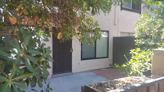 Building Photo - Near UNLV - 3 bed townhouse with front pat...