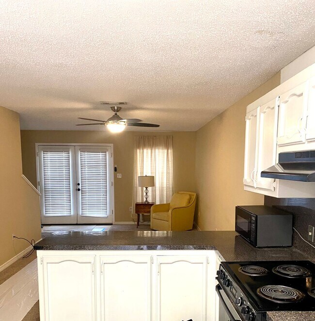 2BR 1.5 BA SOUTHDOWNS Townhome Rentals in Baton Rouge LA