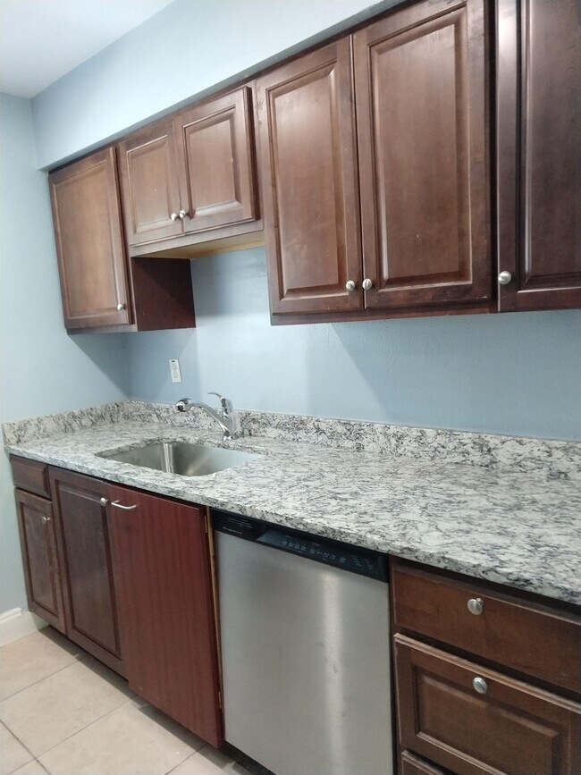 Building Photo - 602 20th Ln E