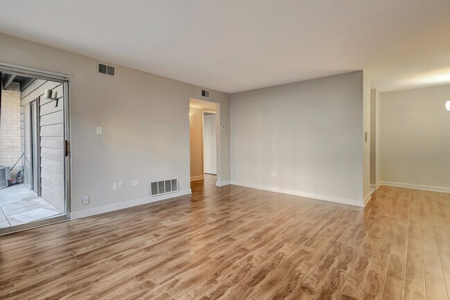 Foto del edificio - 6113 Knoll Wood Rd