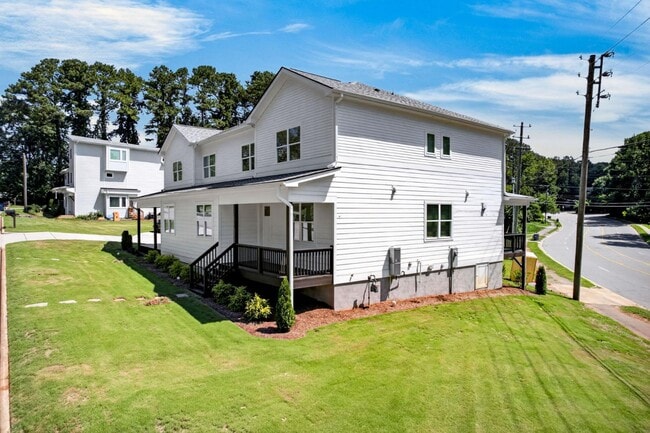 Building Photo - 1755 Crest Rd