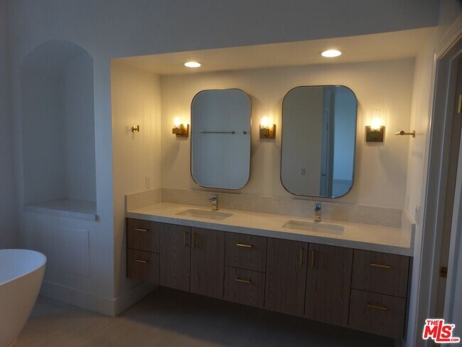 Building Photo - 10122 Empyrean Way