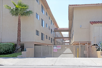 Villa California Apartments photo'