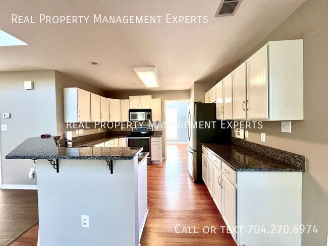 Foto del edificio - 9902 Redbud Tree Ct