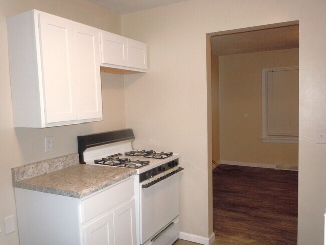 Foto del edificio - Two Bedroom Home with Utility Room off Kitchen and a Garage!!