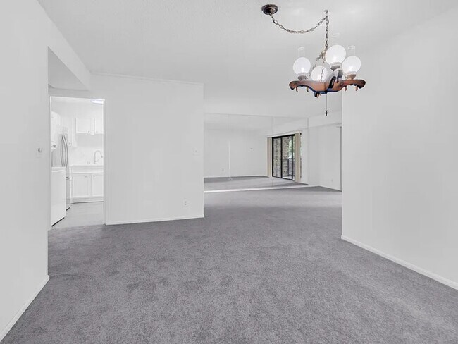 Foto del edificio - 5901 Mt Eagle Dr