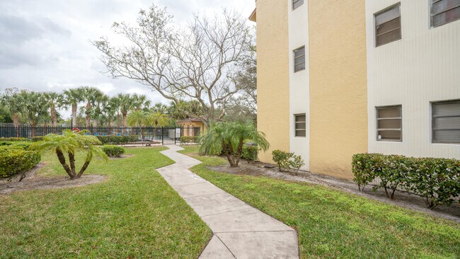 Building Photo - 2015 Coral Ridge Dr