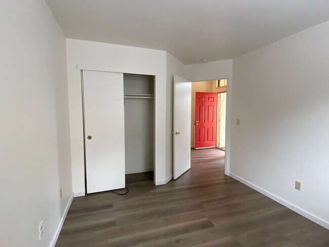 Foto del edificio - Three Bed, Two Bath Home with a Two Car Ga...