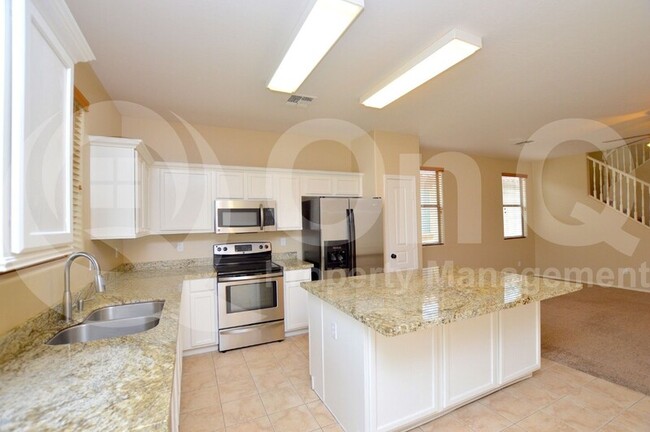 Building Photo - 3809 E Chickadee Rd