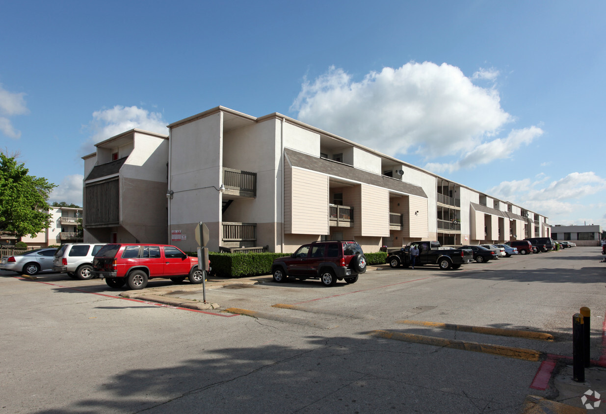 Building Photo - Harvey's Racquet Club Apartments