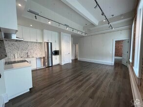 Building Photo - 17 S Palafox St