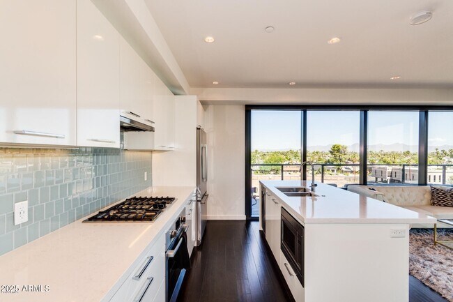 Foto del edificio - 4422 N 75th St