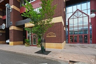 Building Photo - 168 6th St E