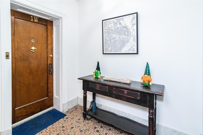 Foto del edificio - 7373 Pershing Ave