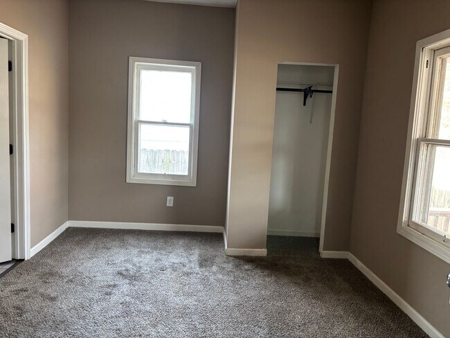 Building Photo - Charming 3 Bed 1.5 Bath Home With Fenced Yard