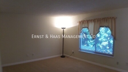 Foto del edificio - Beautiful Two-Story Townhome Loaded with A...