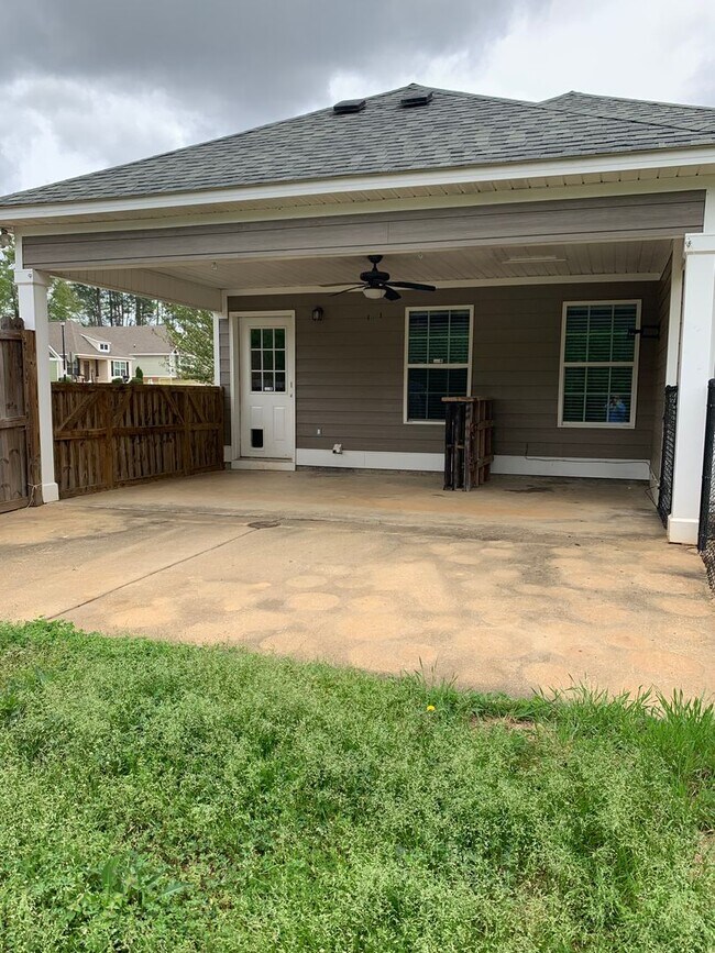 Building Photo - Precious Craftsman Style Cottage Home in L...