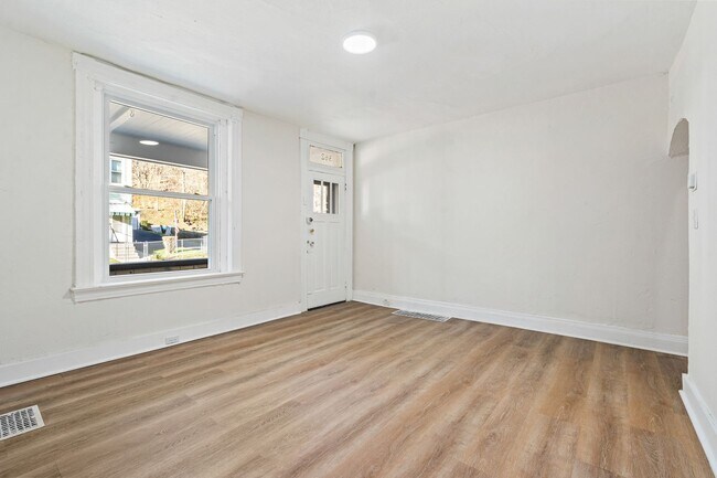 Foto del edificio - Newly Renovated 3 Bedroom 1.5 Bath plus Of...