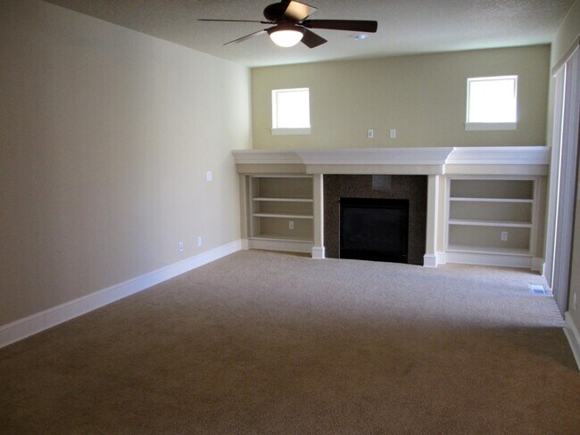 Foto del edificio - **$300 Off First Month's Rent** Lovely Thr...
