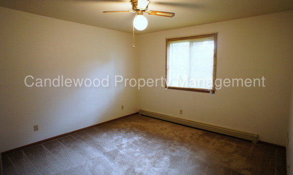 Building Photo - 2460 Willow Dr