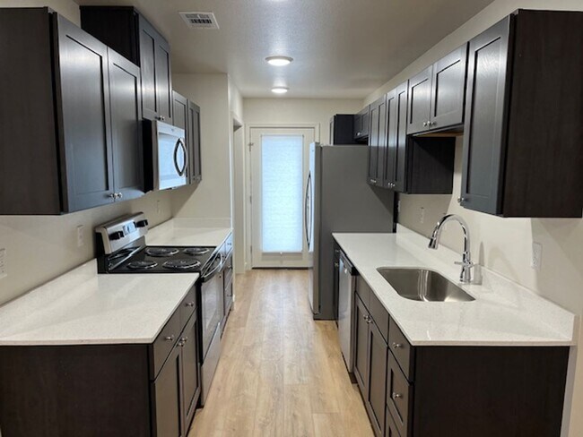 Foto del edificio - Introducing a newly constructed 3-bedroom, 2-bathroom house in the desirable location of Russellv...