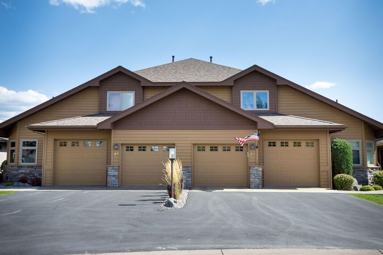Primary Photo - Wonderful Townhome On Eagle Bend Golf Course!