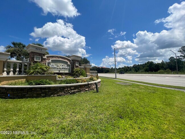 Foto del edificio - 8539 Gate Pkwy W